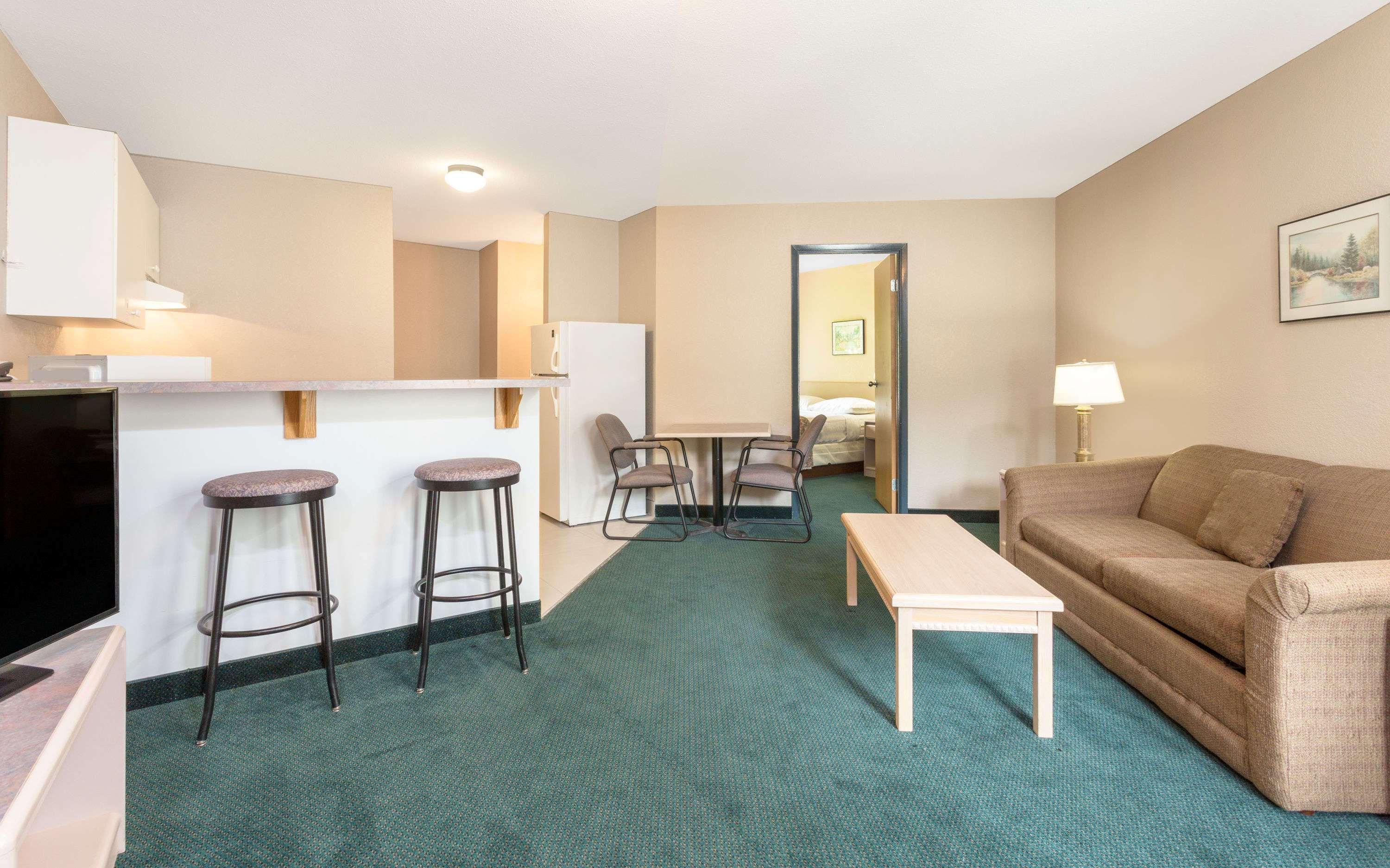 Super 8 By Wyndham Golden Hotel Exterior photo
