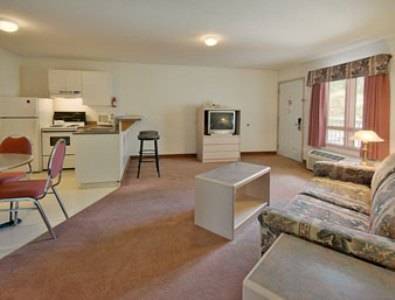 Super 8 By Wyndham Golden Hotel Room photo